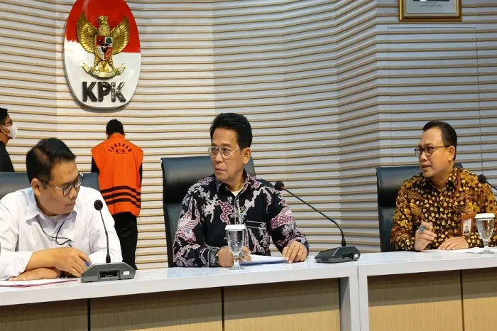 KPK Resmi Tahan Bupati...