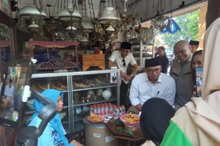 Pedagang Pasar Triwindu...