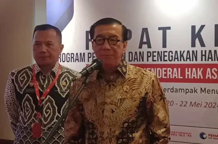Menkumham Berada di...