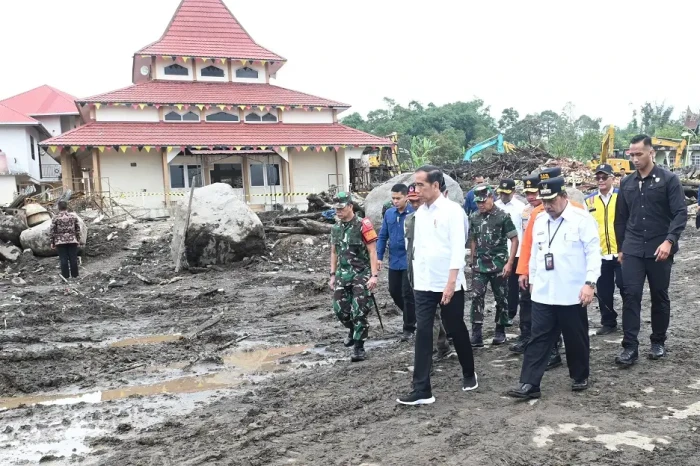 Jokowi Tinjau Lokasi...