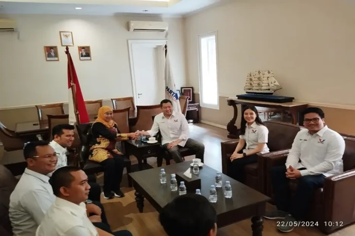 Khofifah-Emil Temui...