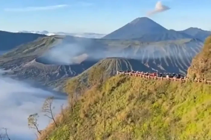 Viral! Warung di Atas...