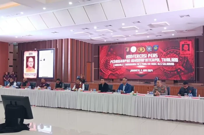 8 WNI Diperiksa Polisi...