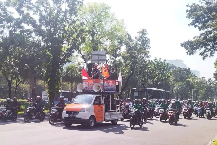 Massa Serikat Buruh...