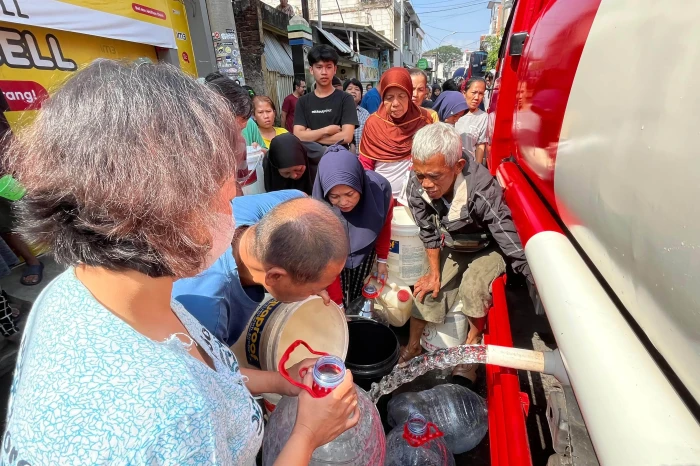 Perindo Salurkan Air...