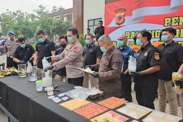 Polda Jabar Musnahkan...