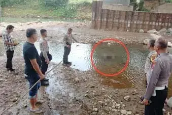 Keluarga Siswa SMP Korban...