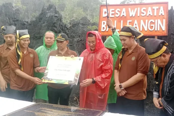 Diwarnai Hujan, Sandiaga...