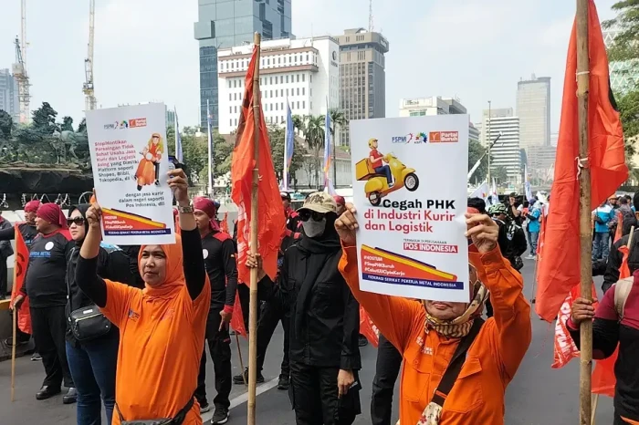 Massa Aksi Buruh Unjuk...