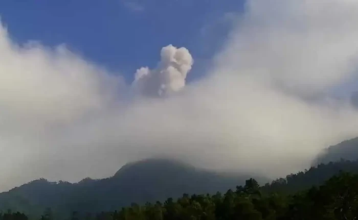 Gunung Merapi Luncurkan...