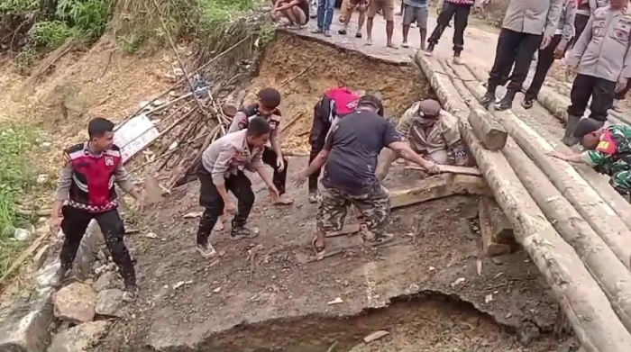 Diguyur Hujan Deras...
