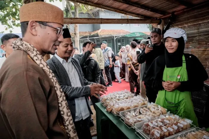 Sandiaga Ajak Santri...