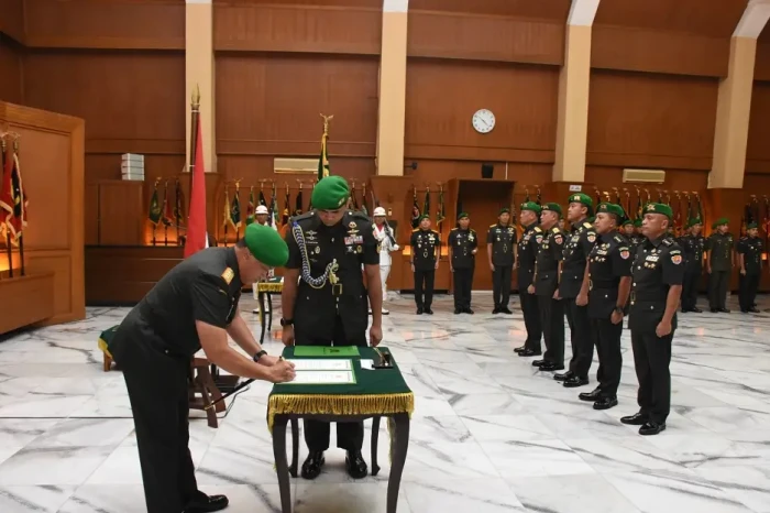 Letjen TNI Paling Senior...