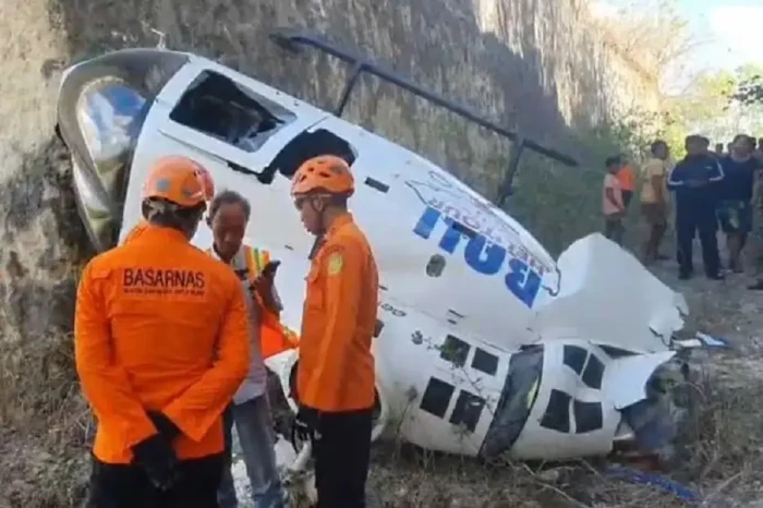 Helikopter Jatuh di...