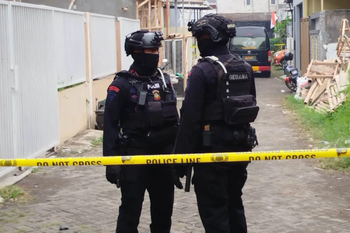 Densus 88 Geledah Rumah...