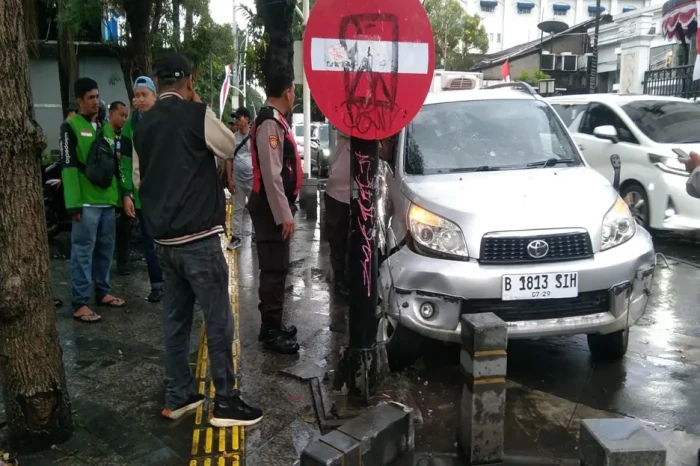 Kemudikan Mobil, Bocah...
