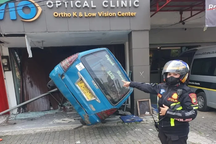 Lepas Kendali, Angkot...