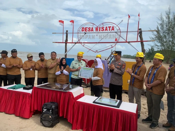 Kunjungi Pantai Nipah-Nipah,...