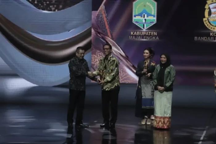 Raih Penghargaan Pemimpin...