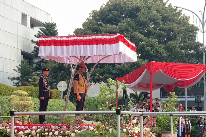 Kenakan Baju Adat Kaltim,...