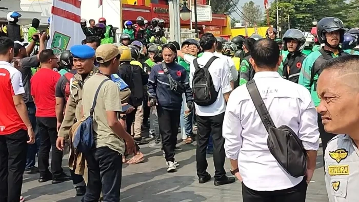 Ojek Online dan Sopir...