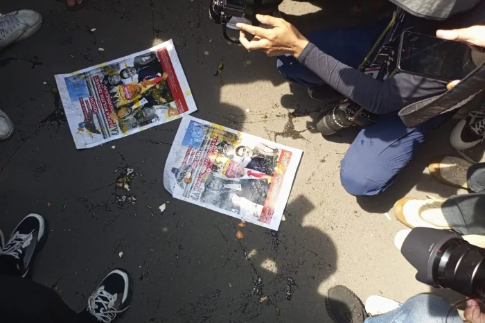 Aksi Teatrikal Pendemo...