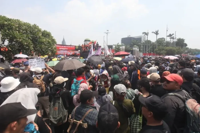 Ratusan Demonstran RUU...