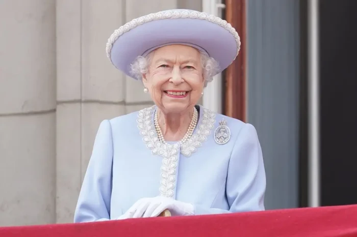 Ratu Elizabeth II Lolos...