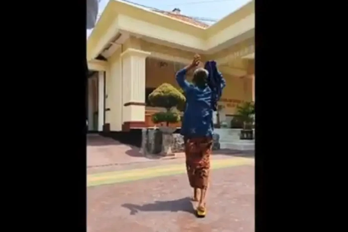 Gempar, Nenek Lepas...
