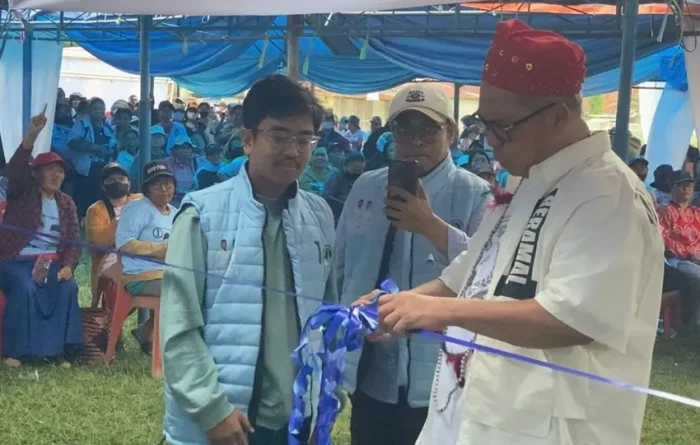 Ribuan Warga Sambut...