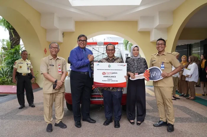 Bank Jatim Serahkan...