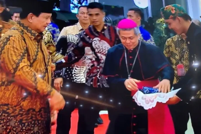 Prabowo Diberikan Kain...