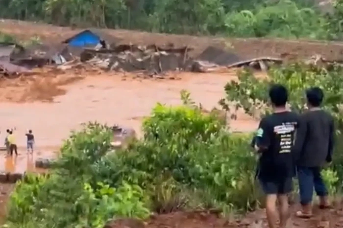 Banjir Bandang Terjang...
