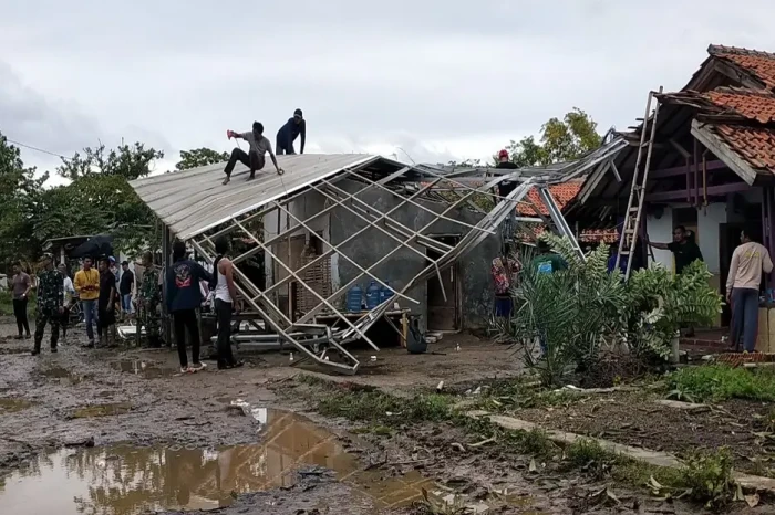 Hujan Deras Disertai...