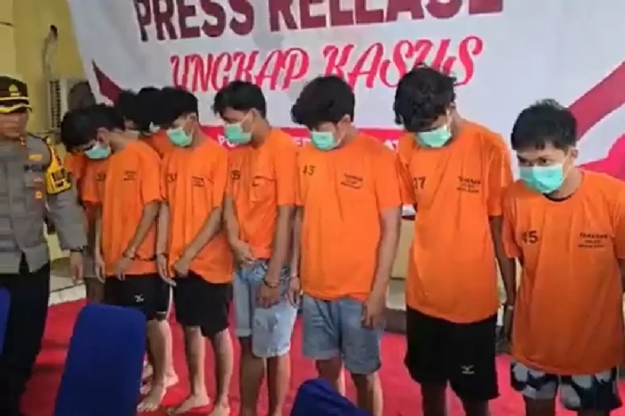 Kelompok Mahasiswa Serang...