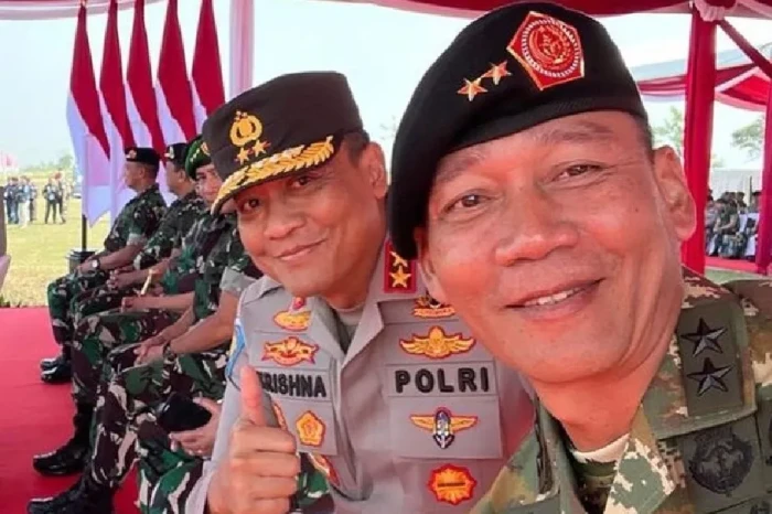 Adik-Kakak Ini Sandang...