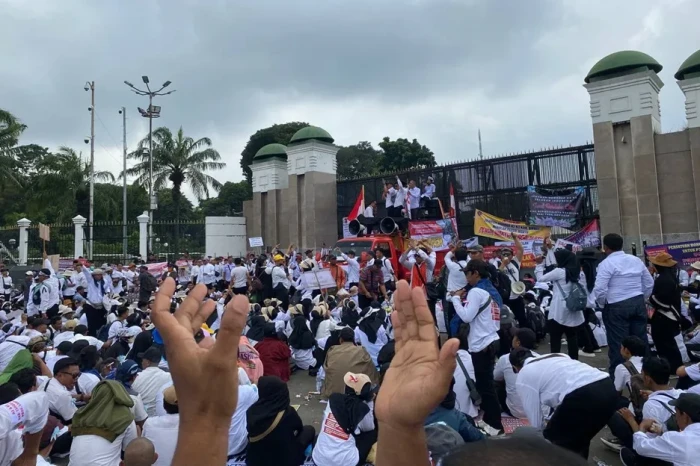 Unjuk Rasa di Depan...