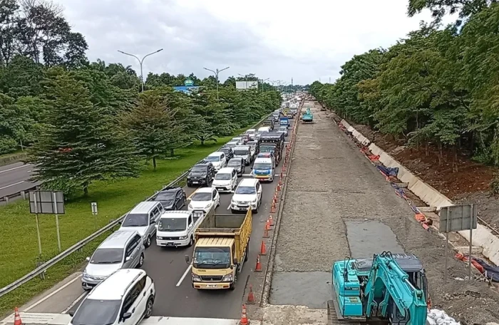 Antrean di Tol Jagorawi...