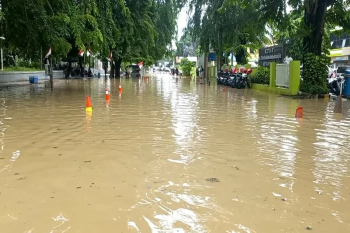 Banjir Kepung Bekasi,...