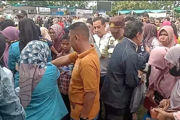 Ribuan Orang Serbu Pasar...