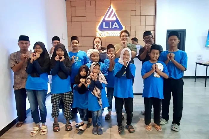 LIA Karawang Beri Donasi...