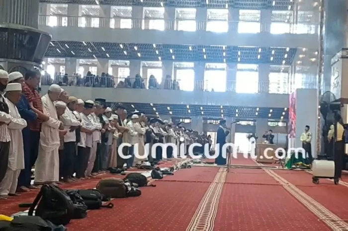 Ribuan Jemaah Salatkan...
