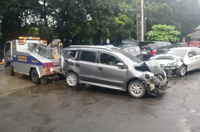 Tabrakan Beruntun di...