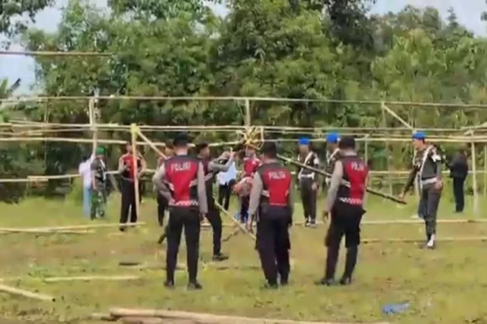 Polisi dan TNI Gerebek...