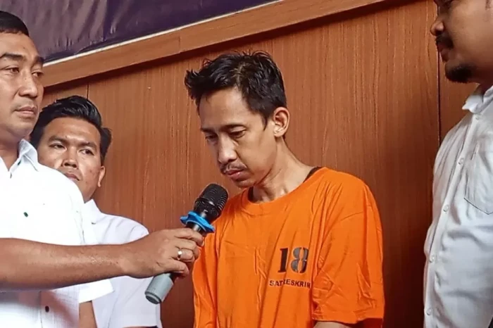 Rektor UI Berhentikan...