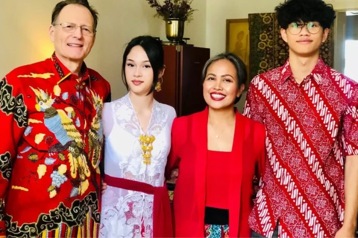 Pameran Batik dan Tekstil...