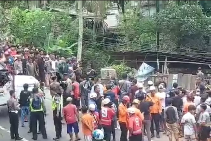 Detik-detik Truk Senggol...
