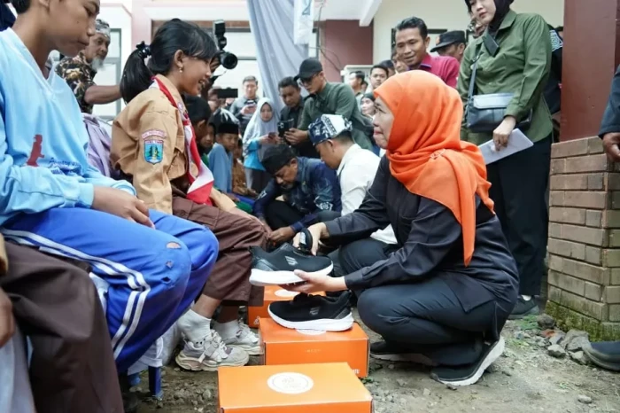Berikan Ribuan Beasiswa,...