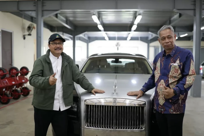 Kemensos Lelang Rolls-Royce...