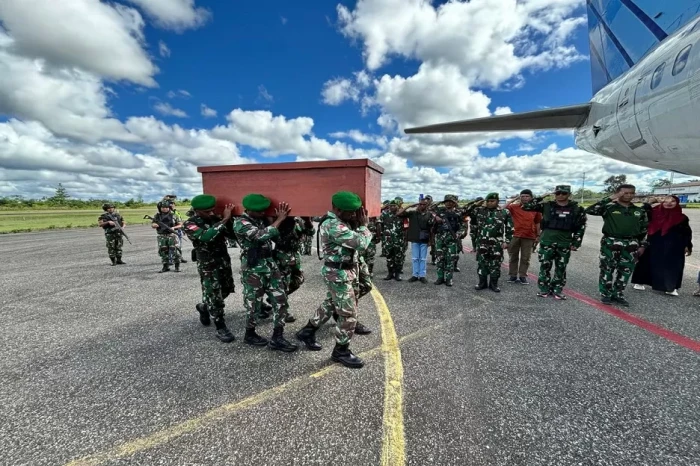 Prajurit TNI Gugur Ditembak,...